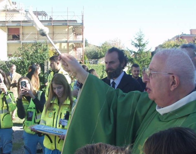 Don Luciano benedice un mezzo dell'associazione